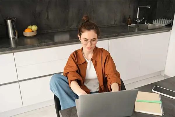 Persona aprendiendo con formación online y cursos digitales desde casa